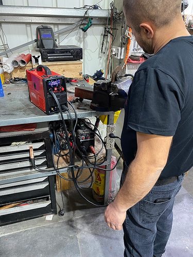 רתכת אינוורטר B.TECH בעיצוב מקצועי עם תצוגת LED דיגיטלית, פאנל בקרה מתקדם וחיבורים לשלוש שיטות ריתוך MIG, TIG ו-MMA