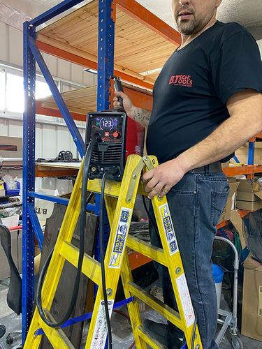 רתכת אינוורטר B.TECH בעיצוב מקצועי עם תצוגת LED דיגיטלית, פאנל בקרה מתקדם וחיבורים לשלוש שיטות ריתוך MIG, TIG ו-MMA