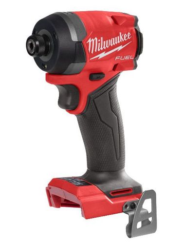 סט 7 כלי עבודה נטענים עם מטען סוללות ותיקים MILWAUKEE FUEL M18 18V