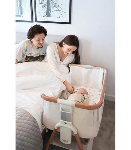 עריסה מתקפלת וניידת קוזי COZEE AIR מבית TUTTI BAMBINI כולל גלגלים עם אפשרות הצמדה למיטת הורים צבע אגוז סקנדינבי ואקרו