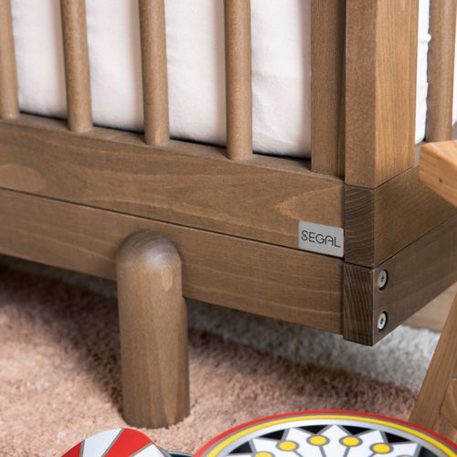 מיטת תינוק דגם רוז 4 ב 1 הופכת גם למיטת מעבר - אגוז