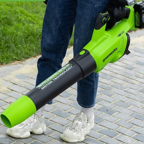 מפוח עלים GREENWORKS 48V Brushless דגם 99506-8 מקצועי עם מערכת בקרת שיוט, מצב טורבו ופייה ייעודית לפינות
