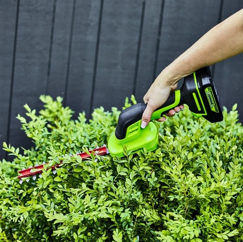 מגזמת שיחים וקוצץ שוליים GREENWORKS 24V דגם G24SHT עם מערכת להבים כפולה לגיזום מדויק