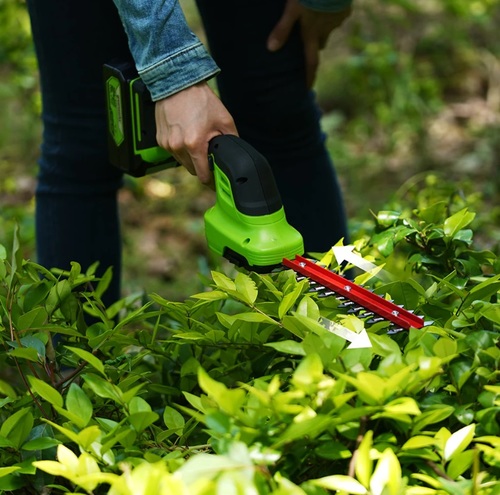מגזמת שיחים וקוצץ שוליים GREENWORKS 24V דגם G24SHT עם מערכת להבים כפולה לגיזום מדויק