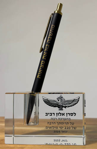 עט פרקר יוקרתי עם מעמד קריסטל