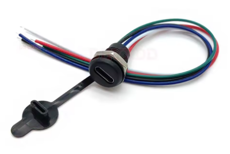 שקע USB-C אטום מים להעברת מתח ודאטה