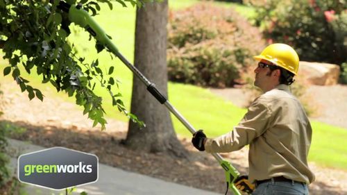 גוזם גדר חיה GREENWORKS 24V דגם 99504 עם מוט טלסקופי וראש מתכוונן לעבודה מקצועית בגובה