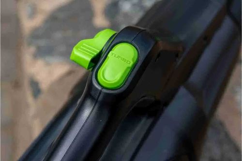 מפוח עלים GREENWORKS 80V PRO בראשלס דגם 99558 עם טכנולוגיה מתקדמת ועיצוב מאוזן חדשני