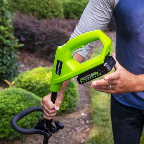 חרמש קוצץ קנטים GREENWORKS 24V דגם 99503-2 עם טכנולוגיית TORQDRIVED וגלגלת תומכת לדיוק מקצועי