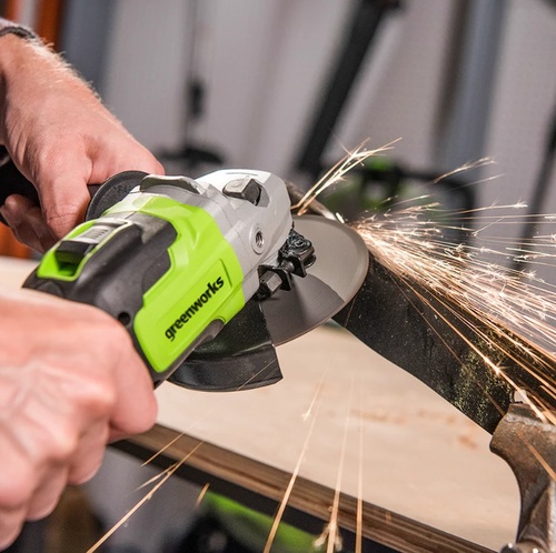 משחזת זווית GREENWORKS 24V Brushless דגם 99574/3.5 עם מבנה אלומיניום מתקדם לביצועים מקצועיים