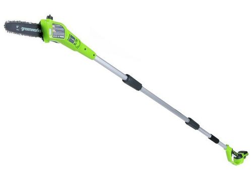 מסור גבהים GREENWORKS 24V דגם 99502-7 משלב מוט 2.62 מטר ומערכות בטיחות מתקדמות לגיזום מקצועי בגובה