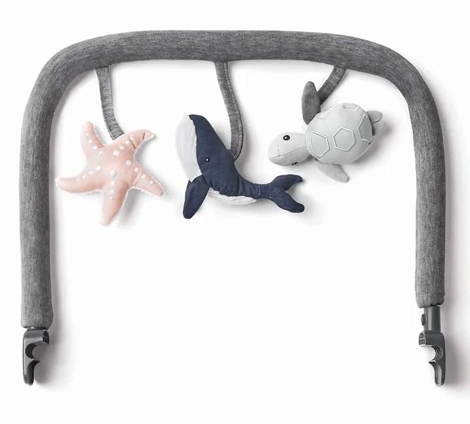 קשת צעצועים לטרמפולינת evolve מבית Ergobaby  – אפור כהה 