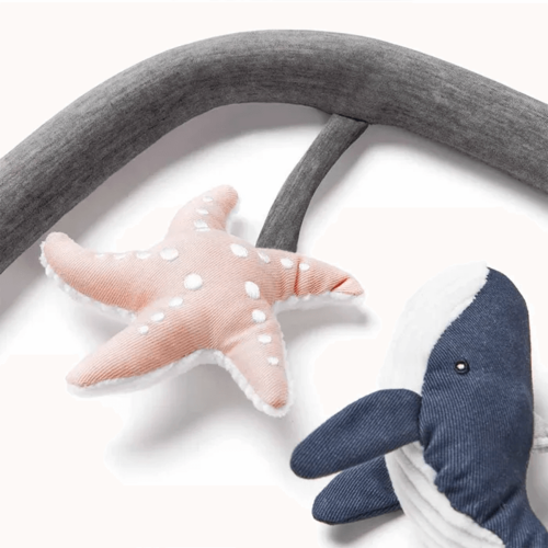 קשת צעצועים לטרמפולינת evolve מבית Ergobaby  – אפור כהה 