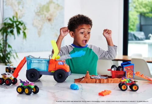 משאית ענק עם משגר מכונית שמחליפה צבעים