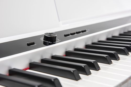 פסנתר חשמלי 88 קלידים שקולים PF-100 עם אלמנט ה- Bluetooth בצבע לבן מבית ORLA