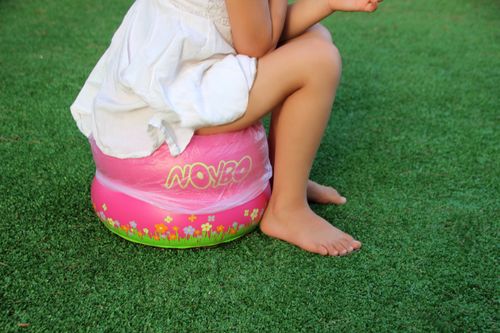 אסלה ניידת מתנפחת לשימוש מחוץ לבית + 20 שקיות חד פעמיות - ורוד