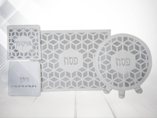 סט כיסויים לפסח דגם חלומי דמוי עור לבן ריקמה כסף