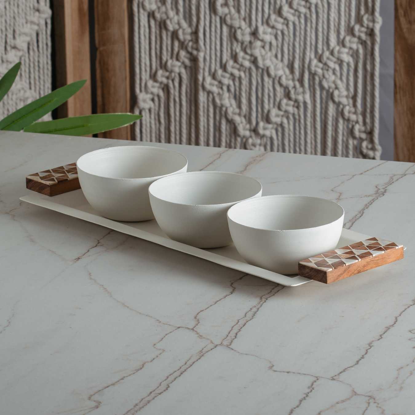 מגש מלבני מתכת עם ידיות עץ ו 3 לפתניות לבן - Y.C.029736 37*14 cm