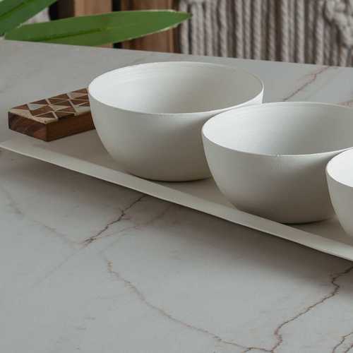 מגש מלבני מתכת עם ידיות עץ ו 3 לפתניות לבן - Y.C.029736 37*14 cm