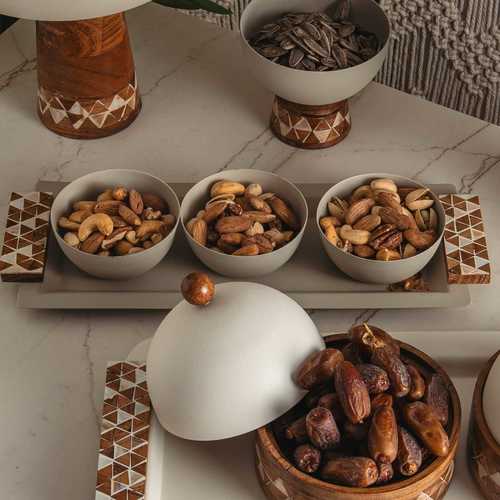 מגש מלבני מתכת עם ידיות עץ ו 3 לפתניות לבן - Y.C.029736 37*14 cm