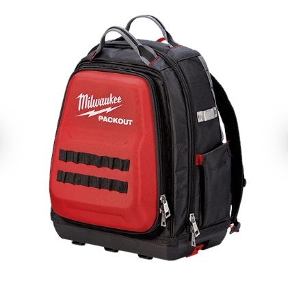 תיק גב MILWAUKEE PACKOUT מקצועי בצבע שחור-אדום עם 48 כיסים ובסיס פולימרי מחוזק לשימוש באתרי עבודה