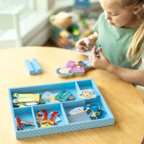 סט הלבשה מגנטי מעץ ג'וליה מבית מליסה ודאג Melissa and Doug