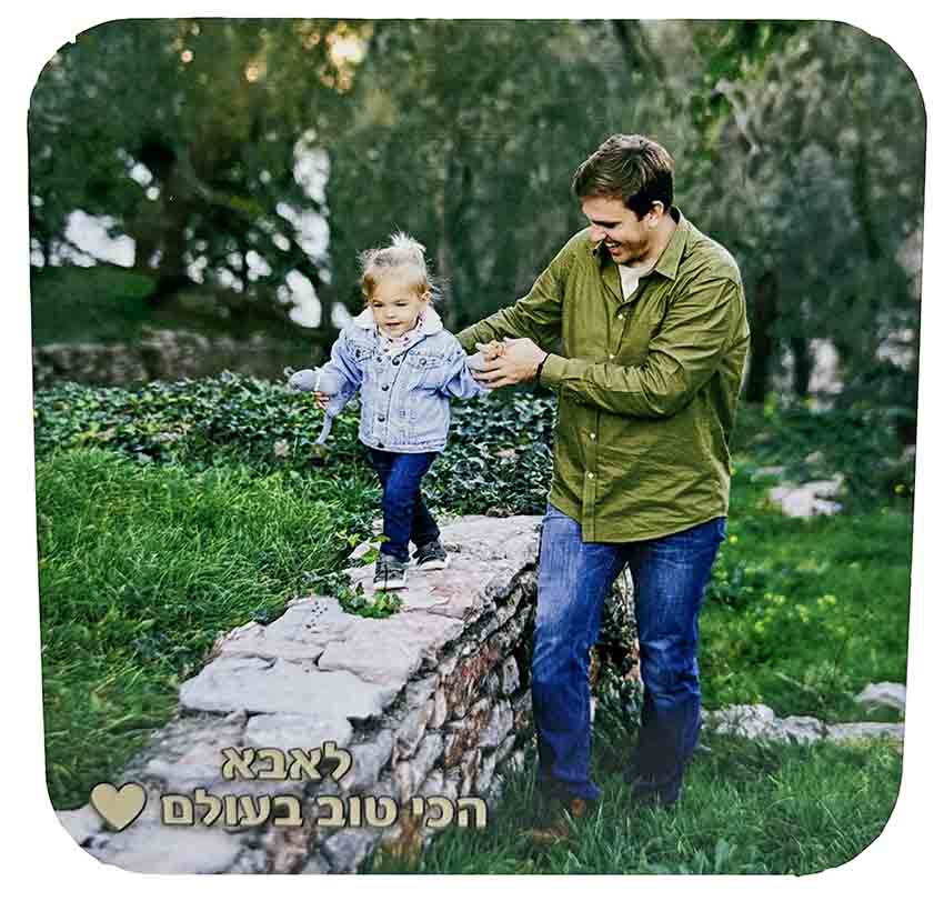 תמונה על מתכת 20x20 מודבקת על מעמד עץ