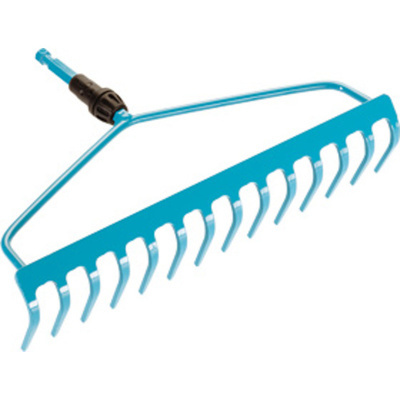 מגרפה מחוזקת GARDENA 3168 עם 14 שיניים מחוזקות ומערכת Combisystem לחיבור ידיות. מיועדת לעבודות גירוף ופילוס אדמה מקצועיות ופרטיות