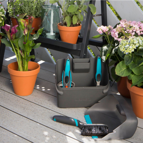 קיט כלי גינון מיני GARDENA דגם 7762352 הכולל 5 כלים מקצועיים בארגז אחסון עמיד - מטאטא, כף שתילה, מקלטר ומזמרה למגוון עבודות גינון