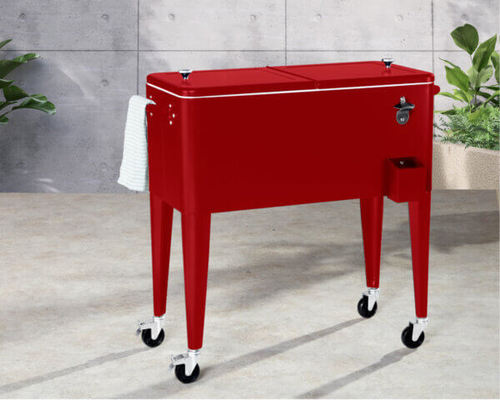 צידנית Retro Cooler אדומה 76L - צידנית ניידת בעיצוב רטרו עם גלגלים ופותחן בקבוקים מובנה