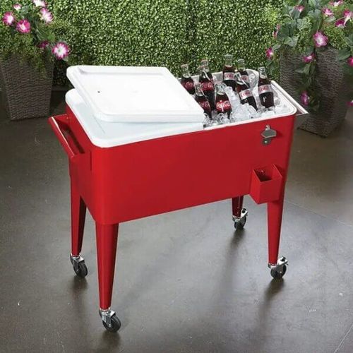 צידנית Retro Cooler אדומה 76L - צידנית ניידת בעיצוב רטרו עם גלגלים ופותחן בקבוקים מובנה