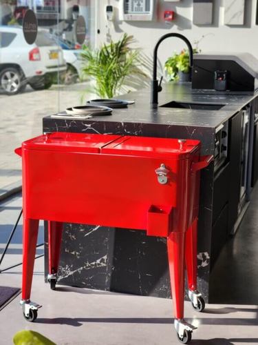 צידנית Retro Cooler אדומה 76L - צידנית ניידת בעיצוב רטרו עם גלגלים ופותחן בקבוקים מובנה