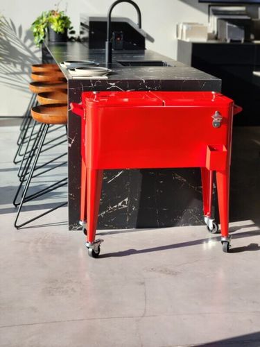 צידנית Retro Cooler אדומה 76L - צידנית ניידת בעיצוב רטרו עם גלגלים ופותחן בקבוקים מובנה