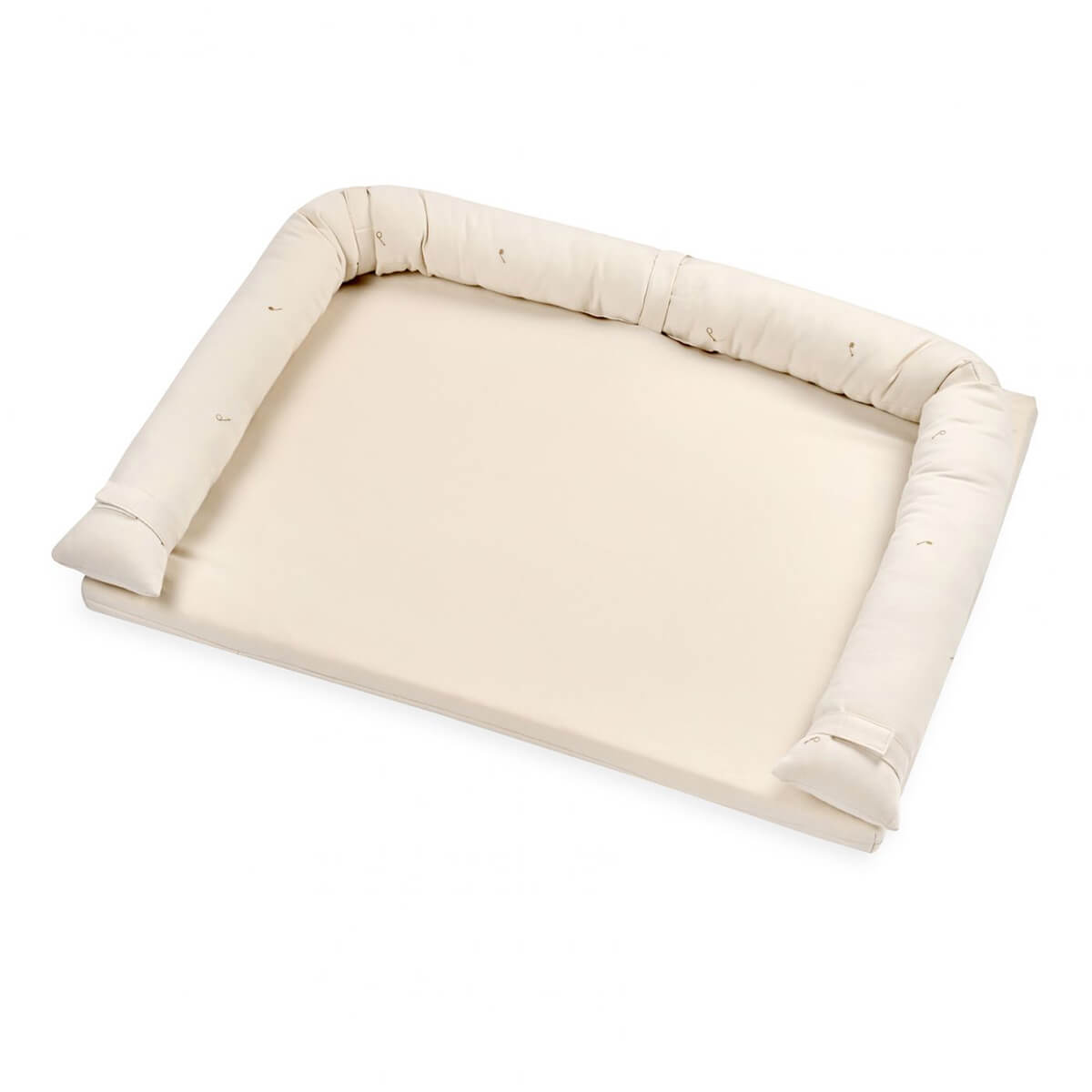 משטח החתלה לורה סוויסרה ליין רקמה תווים קרם – Laura Swisra