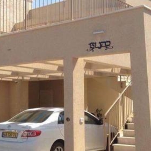 שלט שם משפחה לקיר חיצוני  