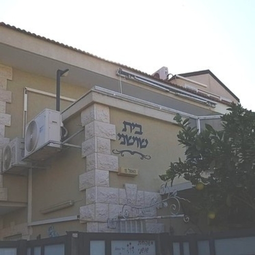 שלט שם משפחה לקיר חיצוני