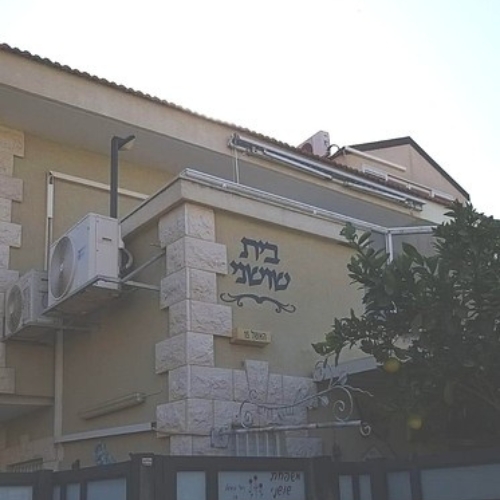 שלט שם משפחה לקיר חיצוני