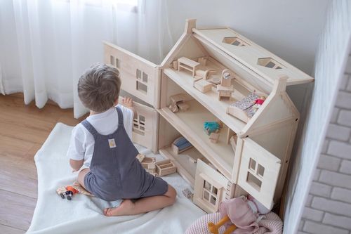 ילדה משחקת בבית בובות ויקטוריאני PlanToys