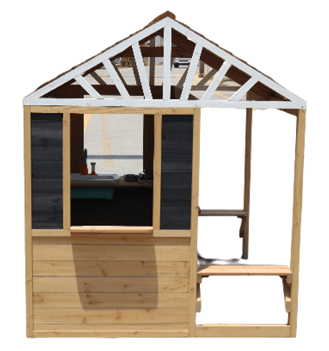 בית עץ לחצר עם ספסלי ישיבה, מטבח מובנה (עם כיור פעיל) דלת כניסה וחלון הגשה