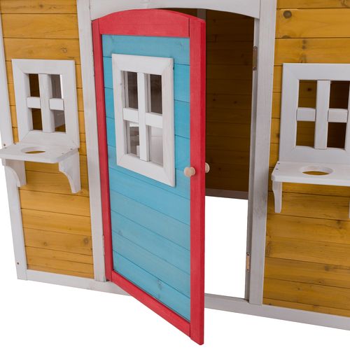 בית עץ לחצר או מרפסת עם דלת וחלונות
