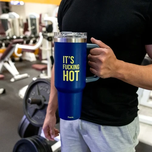 כוס תרמית ענקית עם קשית It’s Fucking Hot