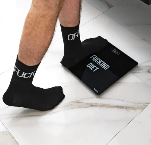 משקל אדם דיגיטלי עם תזכורת Fucking Diet