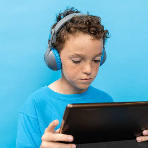 אוזניות קשת לילדים אלחוטיות JLab JBuddies Studio 2 כחול