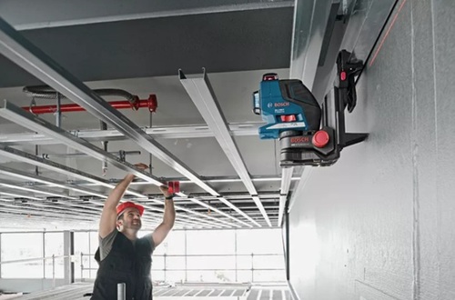 פלס לייזר קווי Bosch GLL 2-80 P Professional עם הקרנת קווים בהיקף 360 מעלות ופילוס עצמי