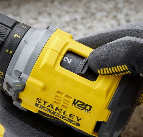 מברגה נטענת Stanley FATMAX V20 18V עם שתי סוללות 2Ah, מטען ומזוודה קשיחה לעבודה רציפה