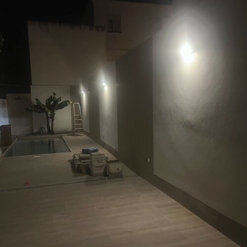 פנס חומה סולארי עשוי אלומיניום + חיישן תנועה דגם יובל לבן חם
