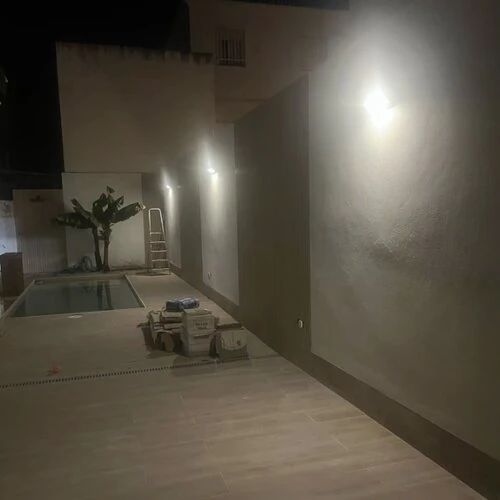 פנס חומה סולארי עשוי אלומיניום + חיישן תנועה דגם יובל לבן קר