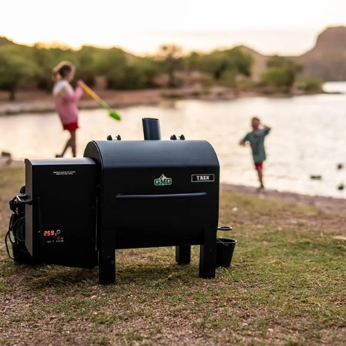 מעשנת פלט GMG TREK 2.0 עם שליטת WiFi, תא בישול היברידי מעוגל וטכנולוגיית 12V Direct Power לעישון מקצועי בכל מקום