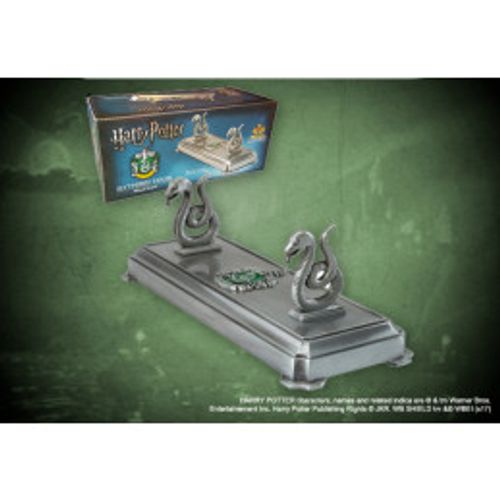 Slytherin wand display - מעמד יוקרתי לשרביט