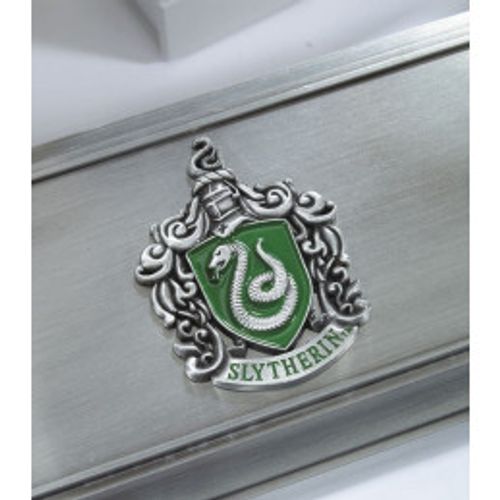 Slytherin wand display - מעמד יוקרתי לשרביט
